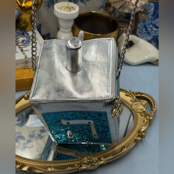 🆕 BETSEY JOHNSON 🧿 NWOT Mazel Light Up Dreidel Crossbody - Blue Glitter Kitsch - Picture 15 of 16